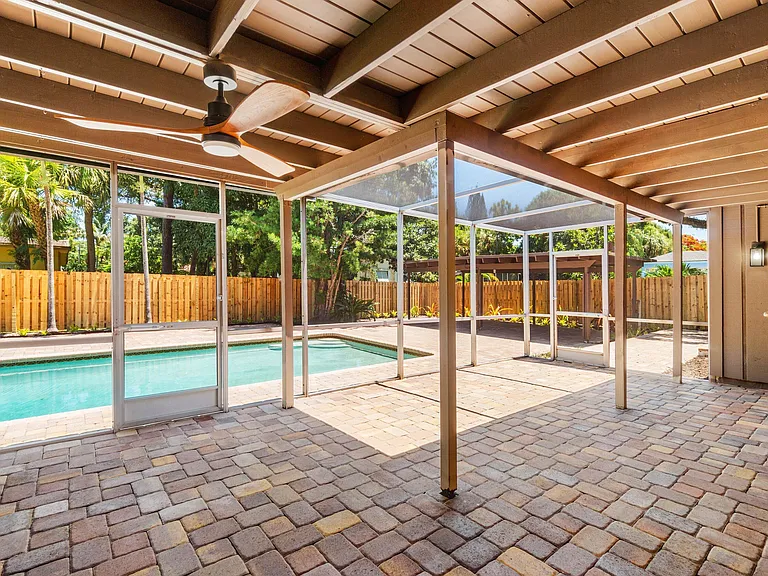 1051 SW 21st St — Photo 37