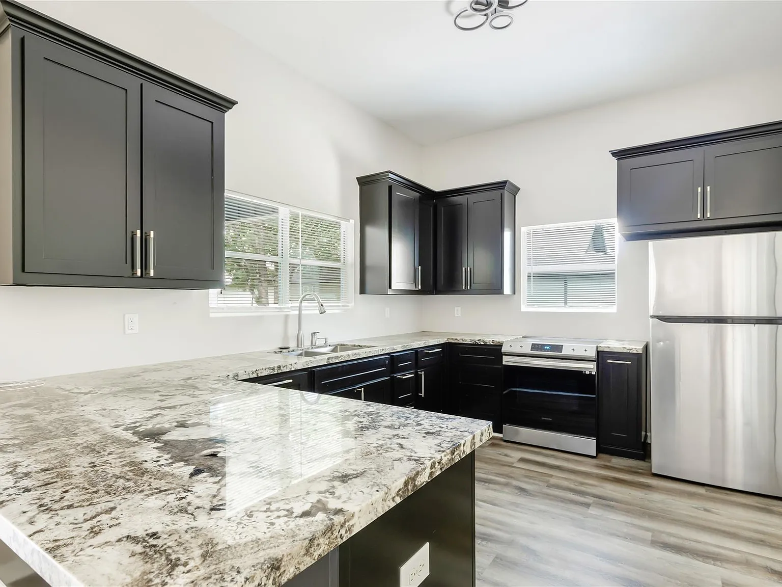 3 bed, 2.0 bath, 1056 sqft, $1,800 — Photo 4