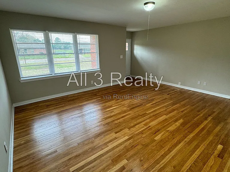 990 Parkwood Dr — Photo 6