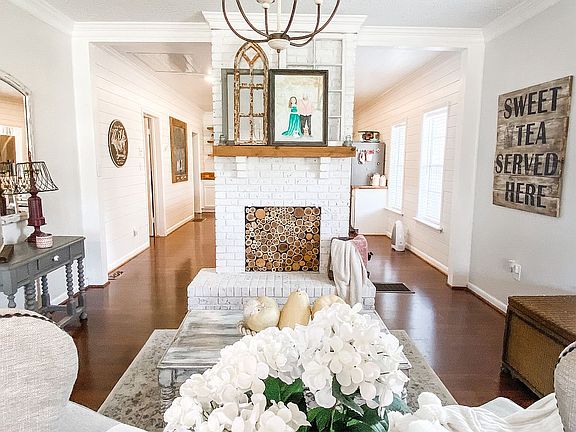Sitting room facing kitchen
