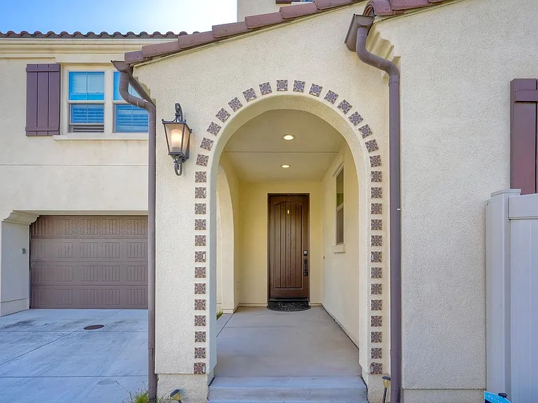 729 Merit Dr — Photo 2