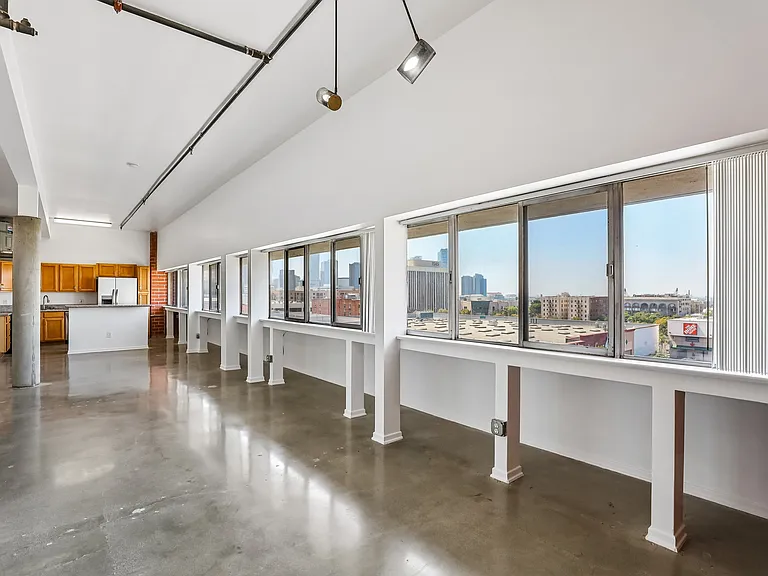 1725 W. 6th St — Photo 25