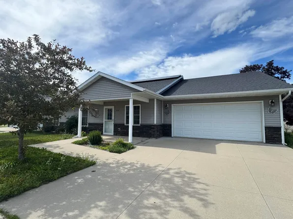 813 Parkside Ln, Charles City, IA 50616