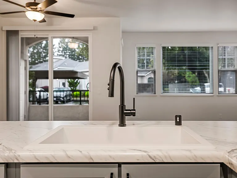 Sterling Oaks Luxury Apartments — Photo 75