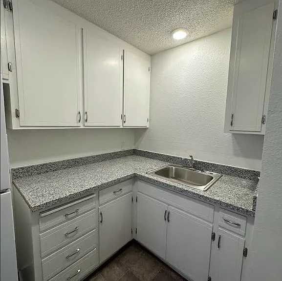 15 Royale Ave — Photo 3