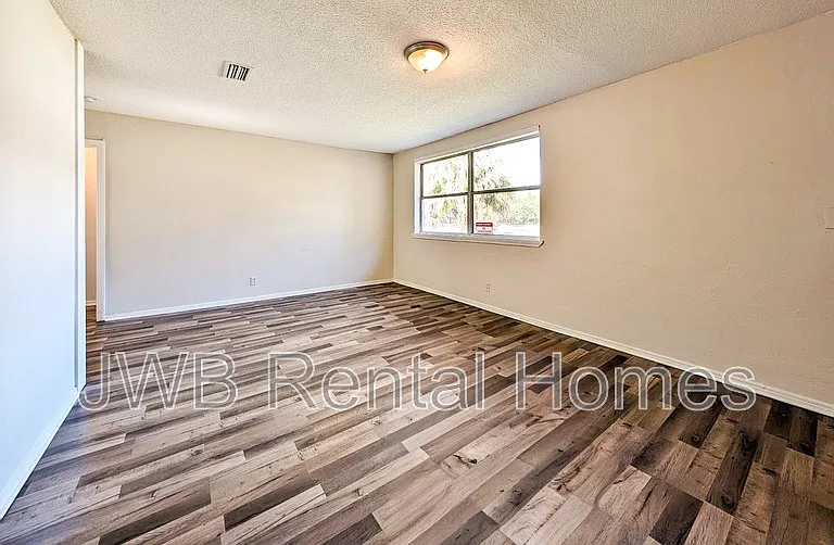 1288 W 28th St — Photo 4