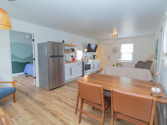 2nd image of 6 Brookside Cir