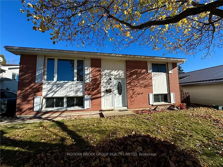 784 Comstock Cres — Photo 1