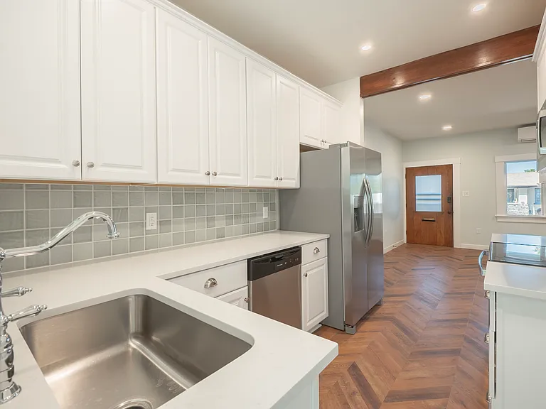 605 E 4th St — Photo 1