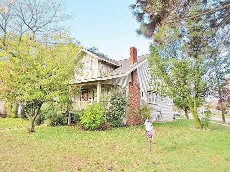 The Bay City "charmer" is located conveniently near shopping