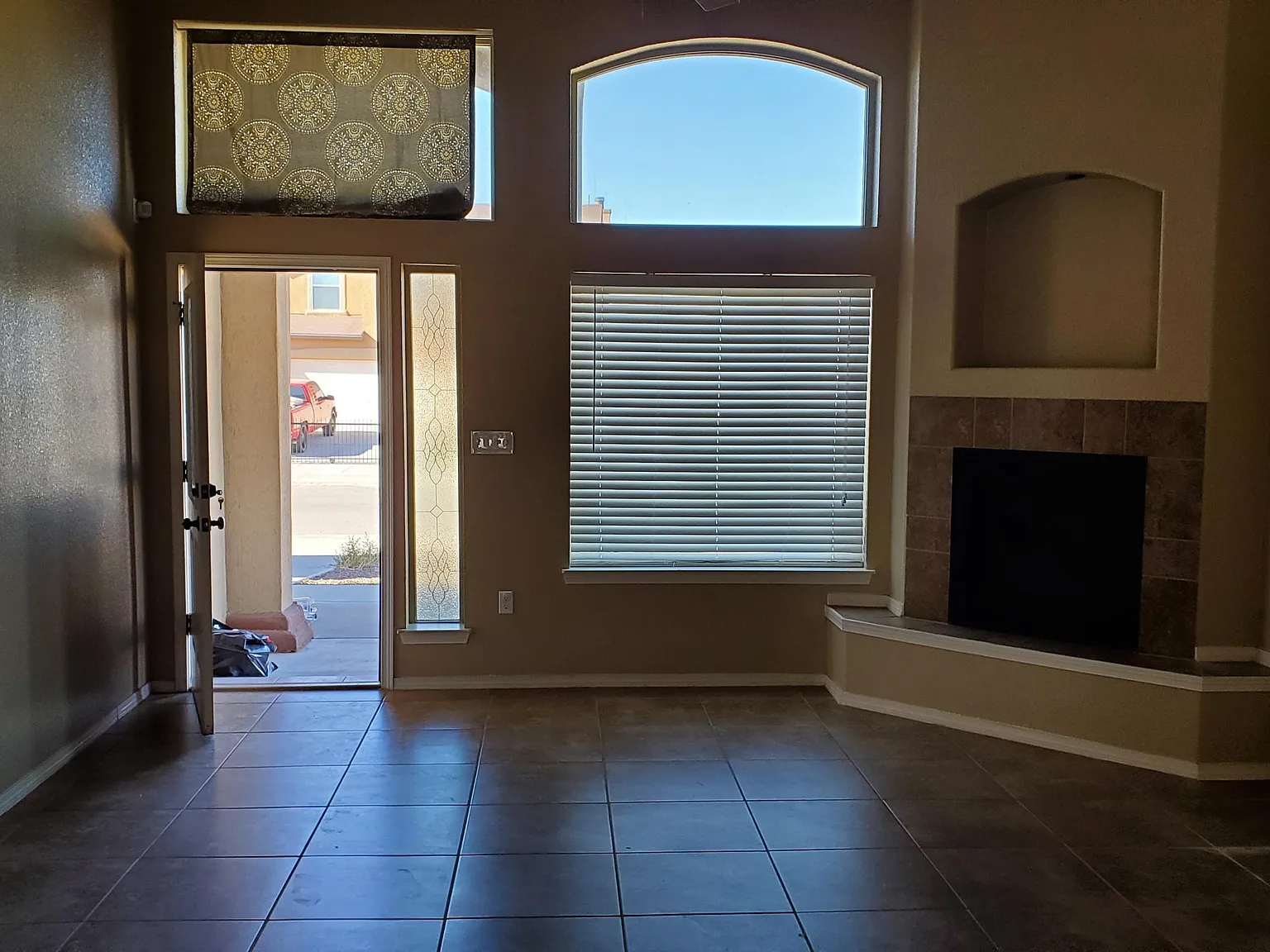 4 bed, 3.5 bath, 1899 sqft, $1,895 — Photo 3