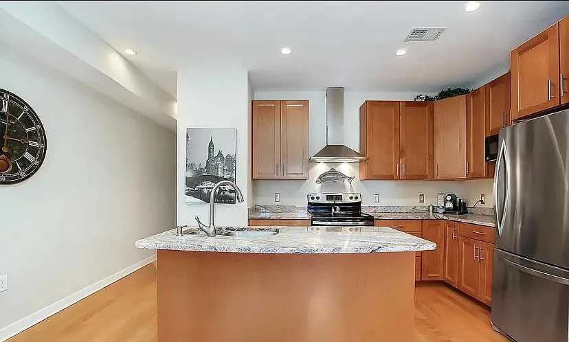 2 bed, 895 sqft, $3,300 — Photo 3