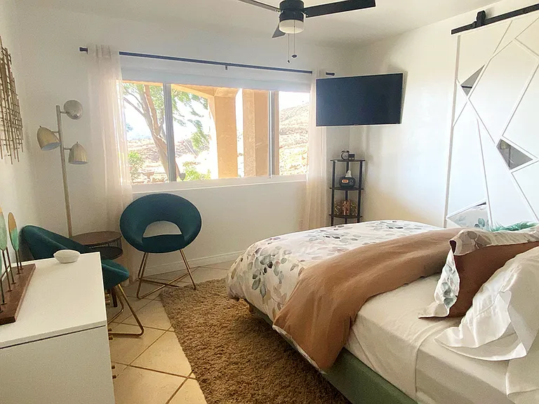 Green Bedroom: Queen size bed, expansive desert and mountain views