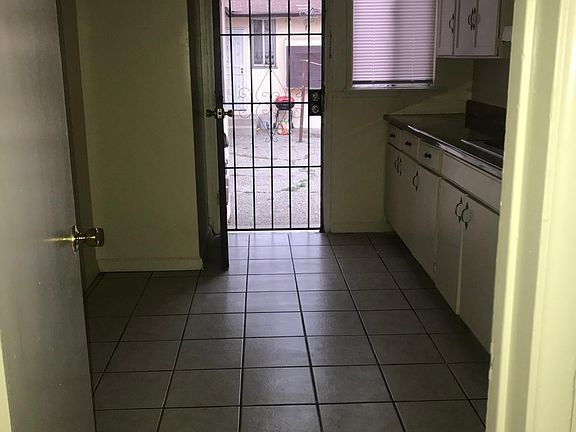 4th image of 5325 Lindsey Ave