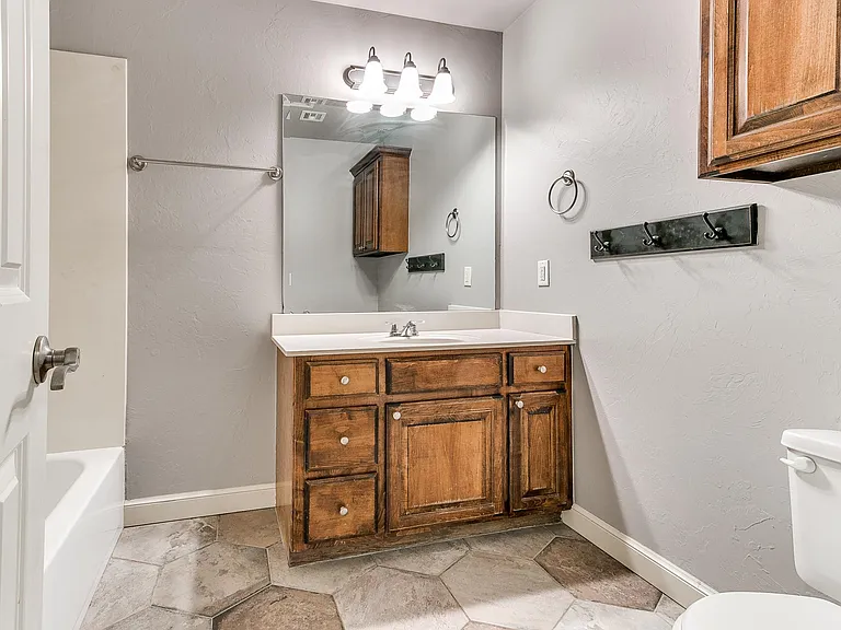 17121 Kemble Ln — Photo 15
