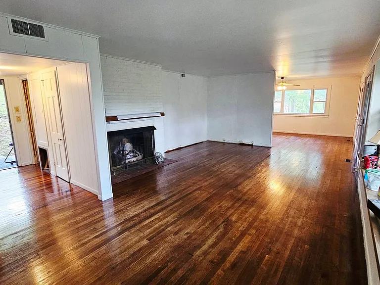313 W Outer Dr — Photo 8