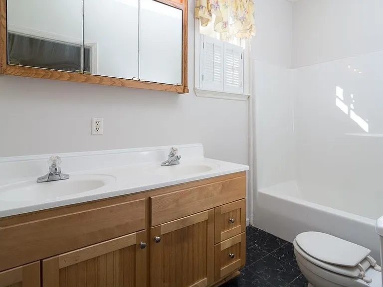 1224 Fairview Dr — Photo 3