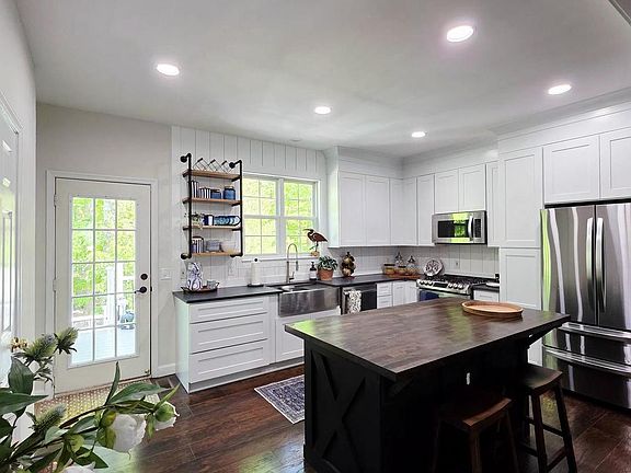 2nd image of 48 Townes Pl