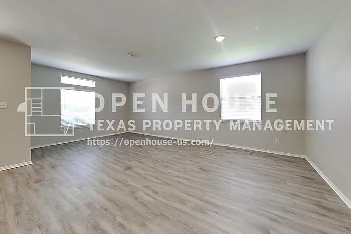 2021 Hickory Dr — Photo 4