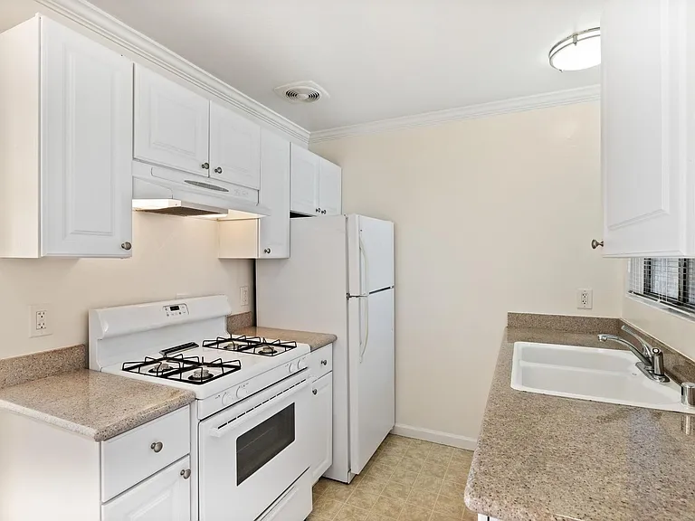 16p006 - 1435 3rd Ave — Photo 9