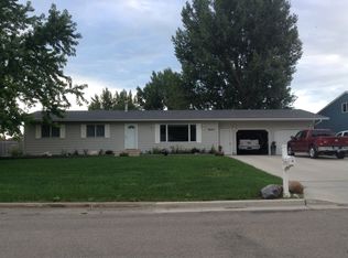 1601 Meadowlark Dr, Minot, ND 58701