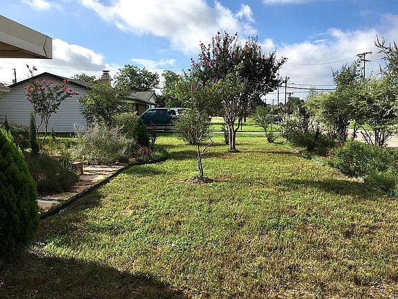 3rd image of 702 Magnolia Dr