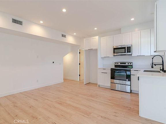 5th image of 6837 Yolanda Ave