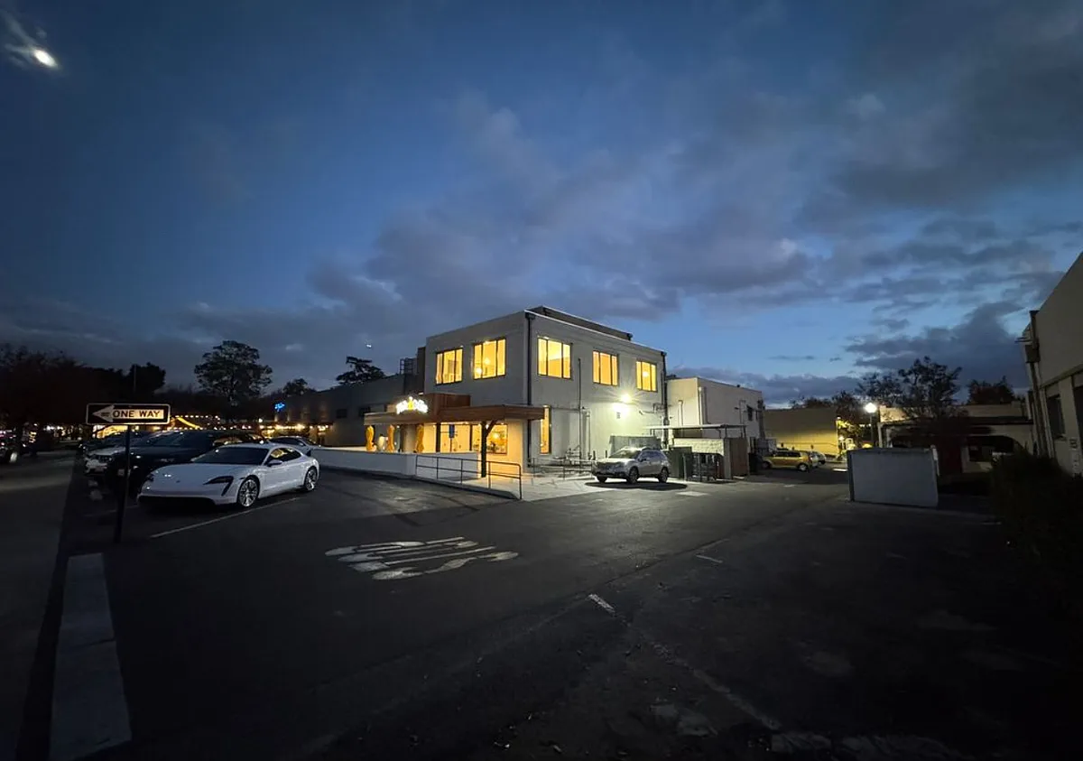 Building Photo - 330 W Bonita Ave #2