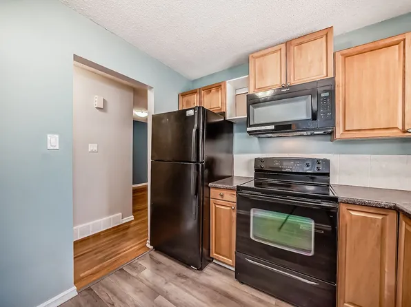 4212 40th Ave NW, Calgary, AB T3A 0X1