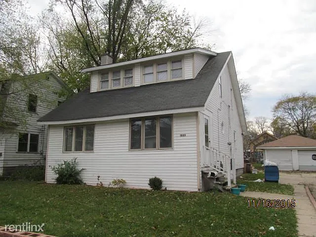 1825 Collins Ave SE photo 1