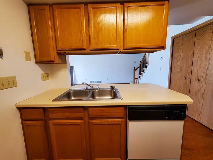 2 bed, 1.5 bath, 1062 sqft, $1,350 — Photo 3
