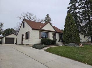 2218 S 10th St, Manitowoc, WI 54220