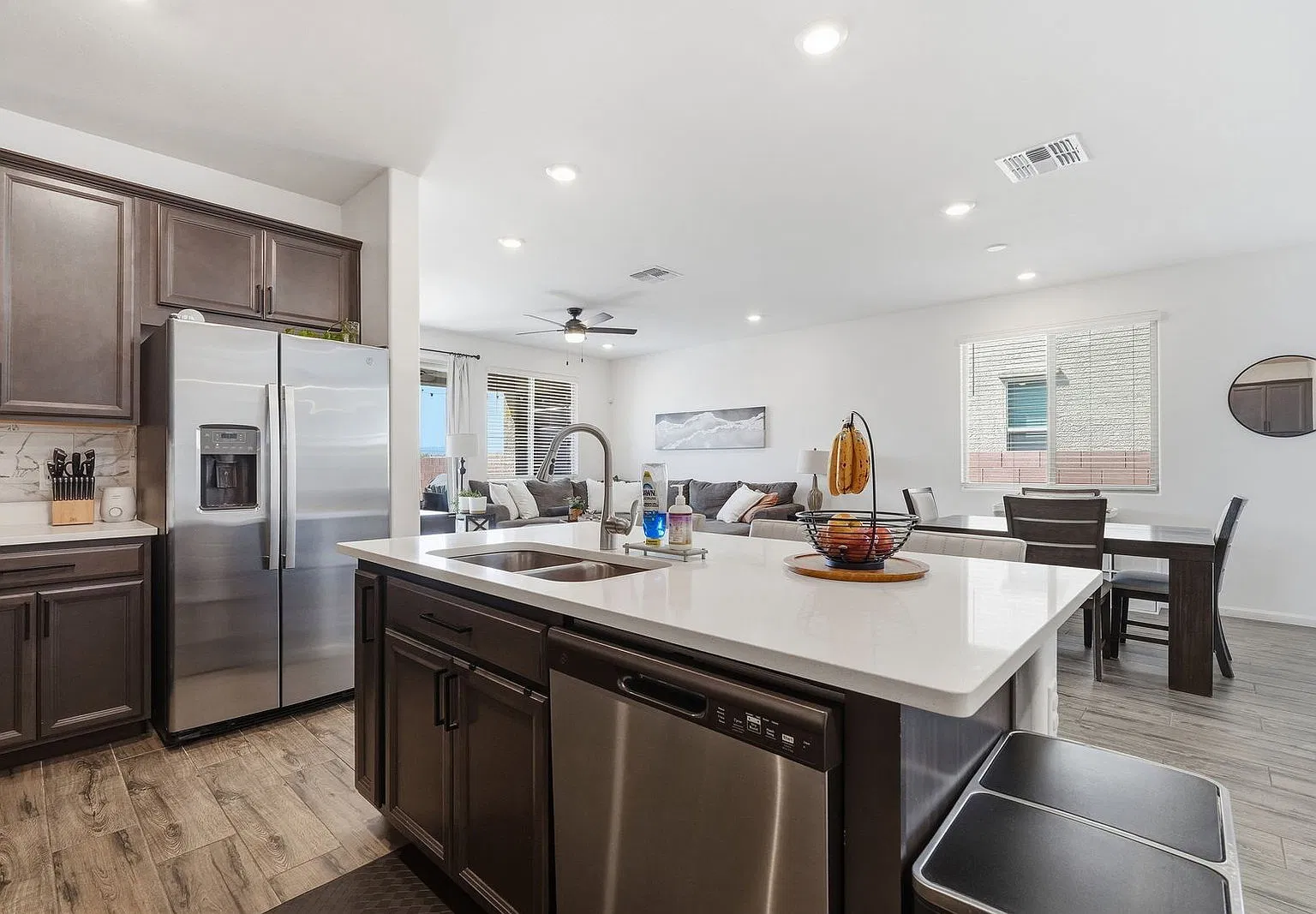4 bed, 3.0 bath, 2550 sqft, $2,549 — Photo 4