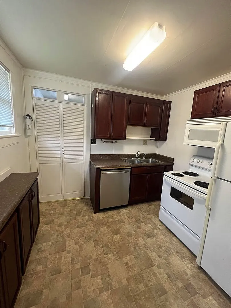 Cute 2 bedroom / 1 bathroom Duplex with Carport In Joplin Mo! — Photo 4
