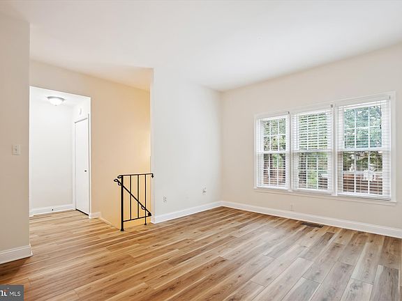 4th image of 4794 Gainsborough Dr
