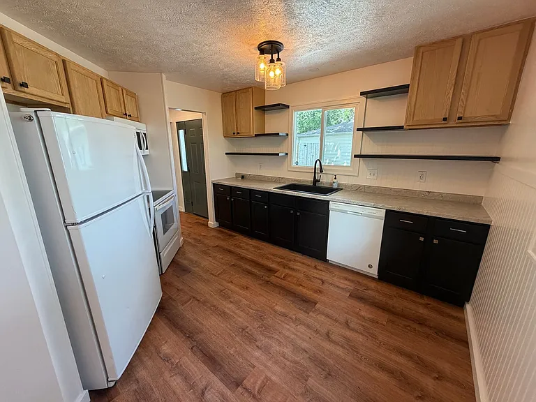 2421 Brook Ln — Photo 6