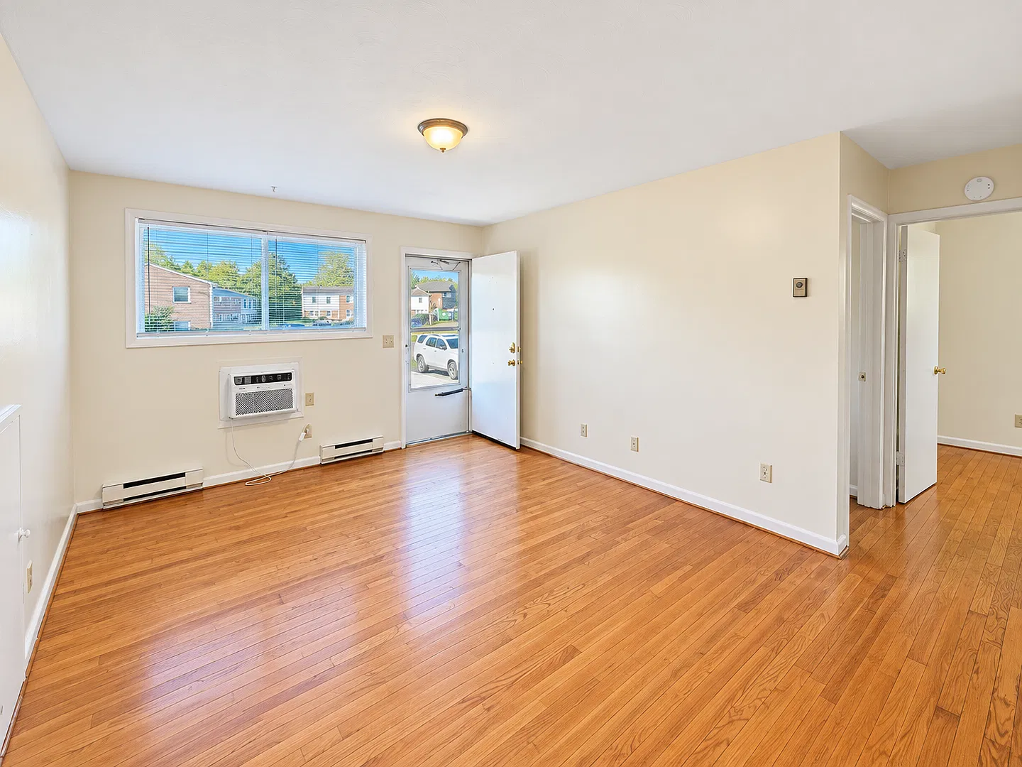 Apartment for Rent — Photo 2