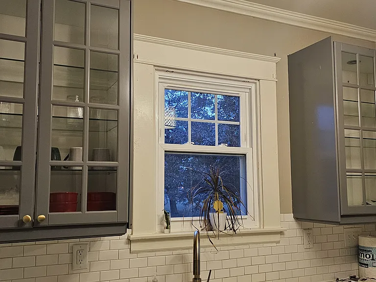 Kitchen cabinet