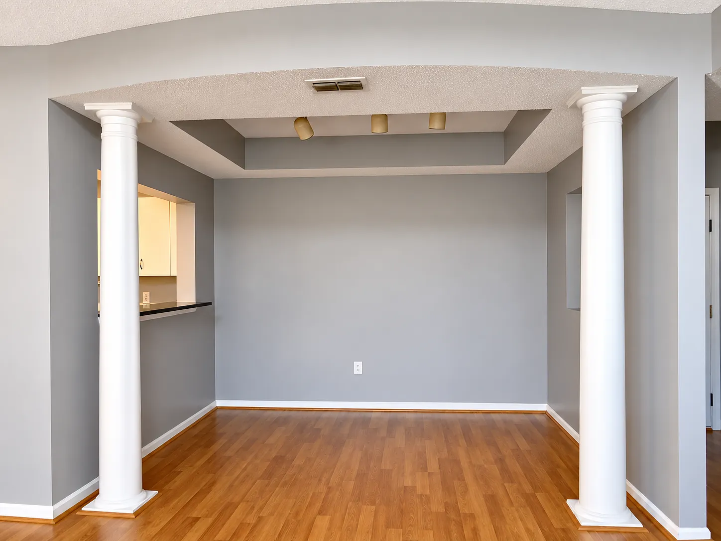 1 bed, 881 sqft, $2,200 — Photo 2