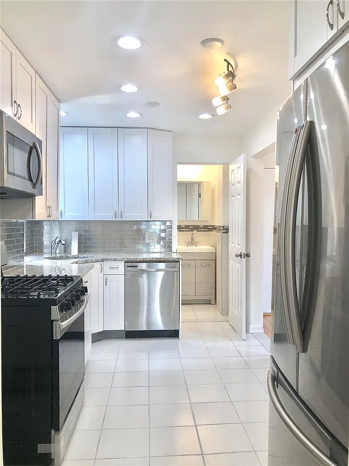 2 bed, 1.0 bath, $2,500 — Photo 1