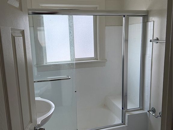 3rd image of 1017 W 73rd St