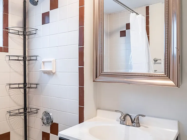 88 Glen St #B — Photo 13