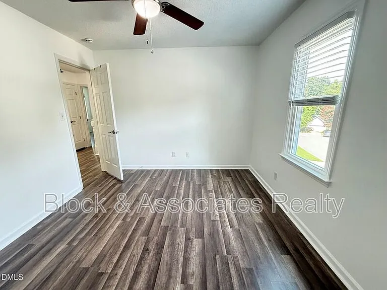 401 Holly Berry Ln — Photo 22