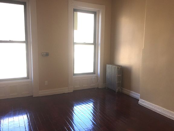 4th image of 447 Willoughby Ave