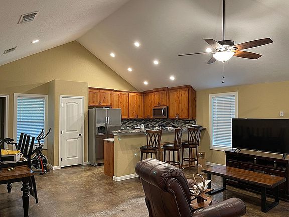 3rd image of 1306 Live Oak Dr