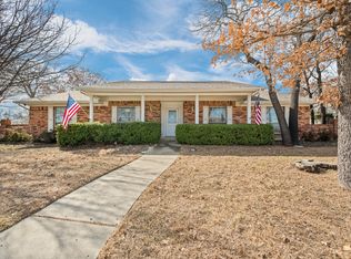 108 Cliffside Dr N, Burleson, TX 76028