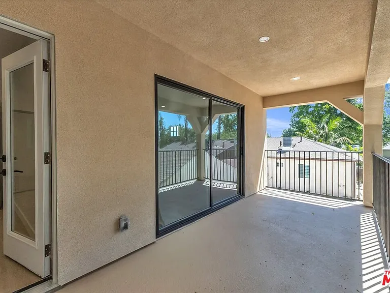 6913 1/2 Encino Ave #UPPER — Photo 33