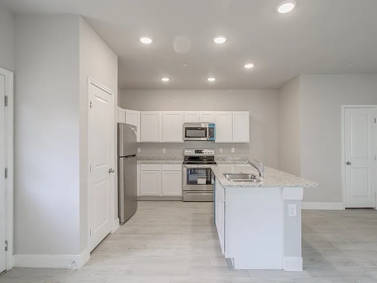 7503 Savannah Brks — Photo 6