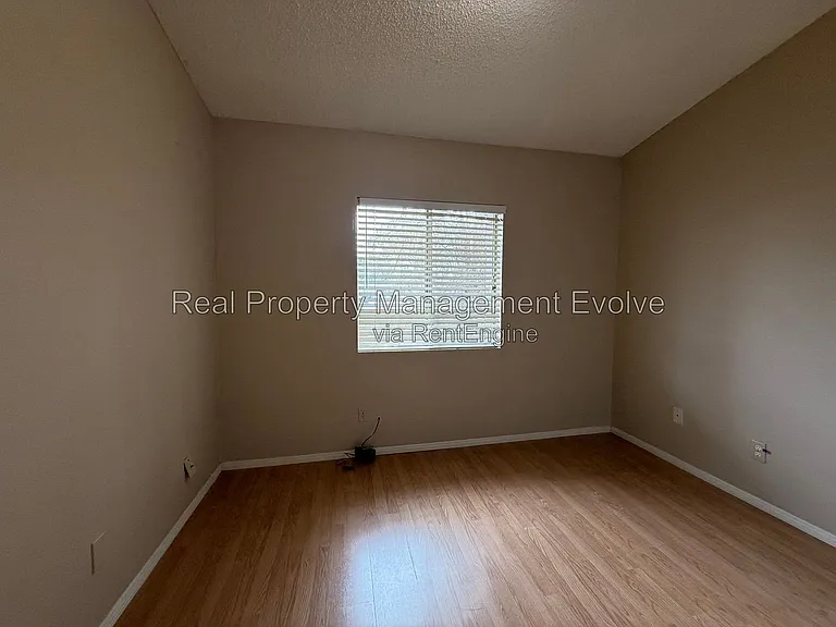 513 E Wickieup Ln — Photo 12