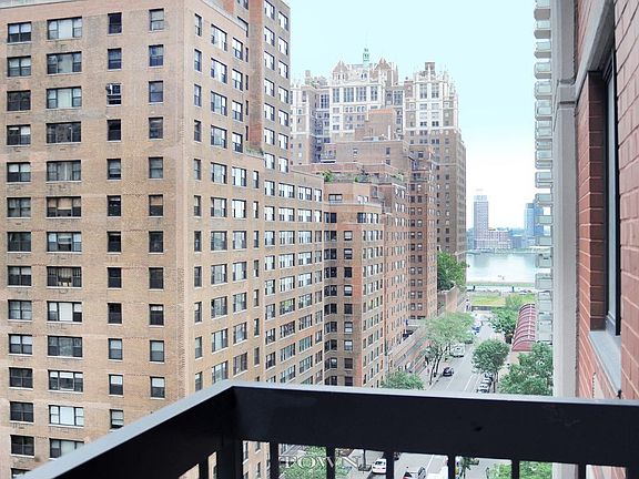 4th image of 250 E 40th St APT 11D